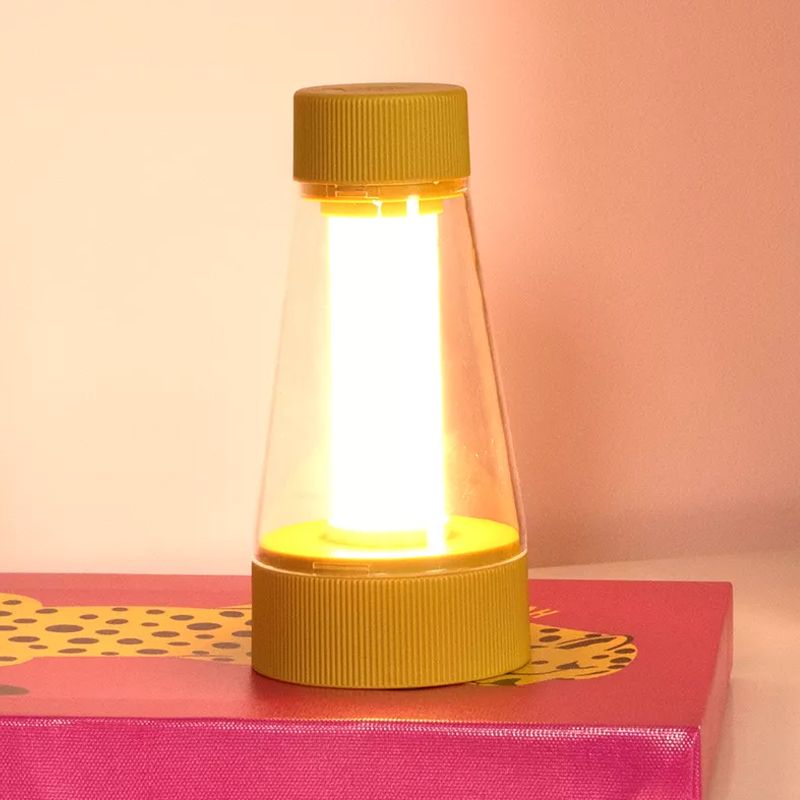 Candeeiro de mesa exterior recarregável moderno amarelo, Lorali, 1,2W, LED 2700K, IP44, com dimmer tátil Candeeiro de mesa exterior recarregável moderno amarelo, Lorali, 1,2W, LED 2700K, IP44, com dimmer tátil