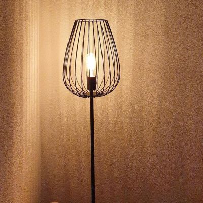 Candeeiro de pé preto de metal, Kitana, com interruptor