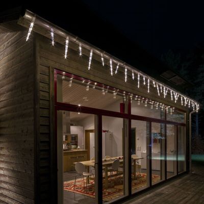 32 luminárias de gelo para exterior, de diferentes alturas, com 7,75 m de largura.